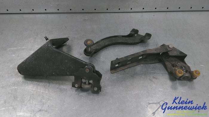 Gebruikte Scharnier deur rechts-achter Renault Trafic Prijs € 27,00 Margeregeling aangeboden door Klein Gunnewiek Autodemontage & Motorentechniek