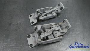 Gebruikte Achterklep Scharnier Mercedes Sprinter Prijs € 60,00 Margeregeling aangeboden door Klein Gunnewiek Autodemontage & Motorentechniek