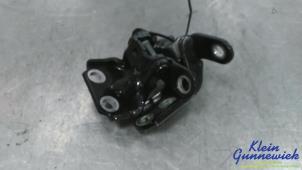 Gebruikte Scharnier deur links-achter Kia EV6 Prijs € 20,00 Margeregeling aangeboden door Klein Gunnewiek Autodemontage & Motorentechniek