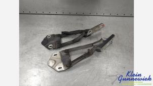 Gebruikte Motorkap Scharnier Volkswagen Touran Prijs € 25,00 Margeregeling aangeboden door Klein Gunnewiek Autodemontage & Motorentechniek