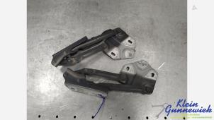 Gebruikte Motorkap Scharnier Volkswagen Touran Prijs € 25,00 Margeregeling aangeboden door Klein Gunnewiek Autodemontage & Motorentechniek