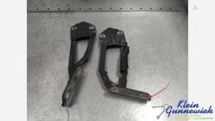 Gebruikte Motorkap Scharnier Volkswagen Touran Prijs € 25,00 Margeregeling aangeboden door Klein Gunnewiek Autodemontage & Motorentechniek