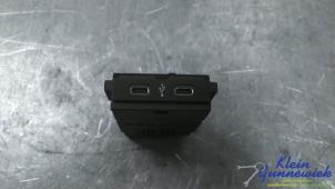 Gebruikte AUX/USB aansluiting Volkswagen T-Roc Prijs € 35,00 Margeregeling aangeboden door Klein Gunnewiek Autodemontage & Motorentechniek