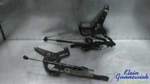 Gebruikte Motorkap Scharnier BMW X5 Prijs € 75,00 Margeregeling aangeboden door Klein Gunnewiek Autodemontage & Motorentechniek