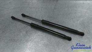 Gebruikte Gasdemper Motorkap links Skoda Octavia Prijs € 25,00 Margeregeling aangeboden door Klein Gunnewiek Autodemontage & Motorentechniek