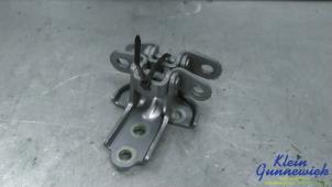 Gebruikte Scharnier deur links-achter Kia Sportage Prijs € 20,00 Margeregeling aangeboden door Klein Gunnewiek Autodemontage & Motorentechniek