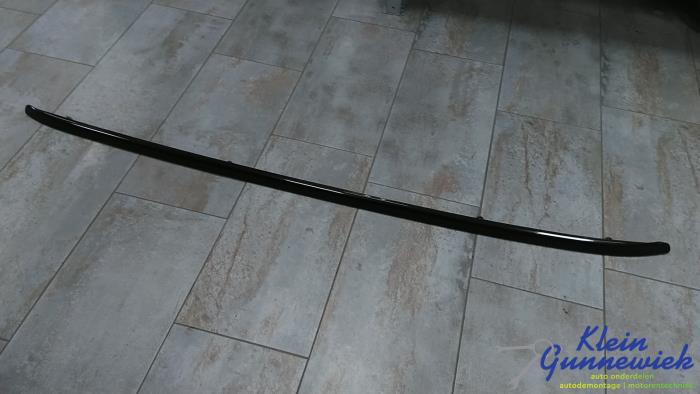 Dakrail links van een Skoda Octavia 2022