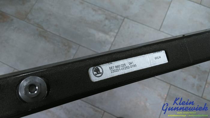 Dakrail links van een Skoda Octavia 2022