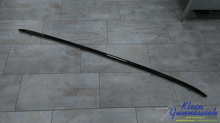 Dakrail links van een Skoda Octavia 2022