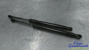 Gebruikte Gasdemper Motorkap links Skoda Octavia Prijs € 25,00 Margeregeling aangeboden door Klein Gunnewiek Autodemontage & Motorentechniek