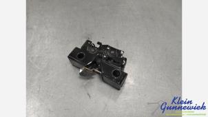 Gebruikte Motorkap Slotmechaniek Volkswagen Golf Sportsvan Prijs € 30,00 Margeregeling aangeboden door Klein Gunnewiek Autodemontage & Motorentechniek