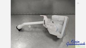 Gebruikte Ruitensproeiertank voor Opel Crossland X Prijs € 25,00 Margeregeling aangeboden door Klein Gunnewiek Autodemontage & Motorentechniek