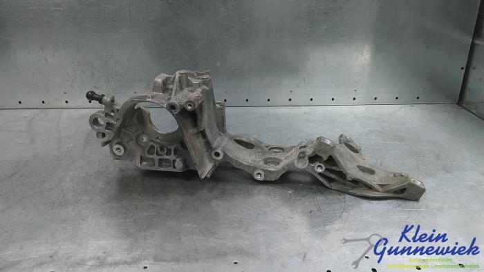 Dynamosteun onder van een Seat Leon 2014