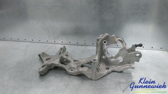 Dynamosteun onder van een Seat Leon 2014