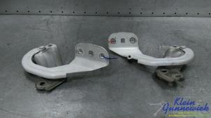 Gebruikte Motorkap Scharnier Ford Focus Prijs € 35,00 Margeregeling aangeboden door Klein Gunnewiek Autodemontage & Motorentechniek