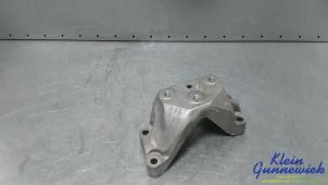 Gebruikte Versnellingsbak Steun Volkswagen Caddy Prijs € 30,00 Margeregeling aangeboden door Klein Gunnewiek Autodemontage & Motorentechniek