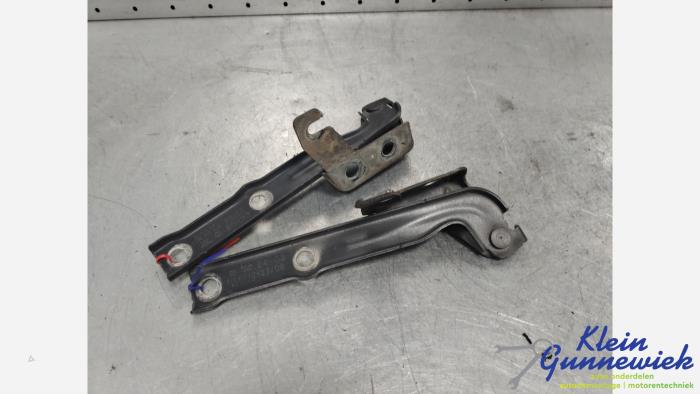 Motorkap Scharnier van een Volkswagen Tiguan 2008