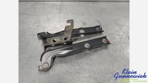 Gebruikte Motorkap Scharnier Volkswagen Tiguan Prijs € 30,00 Margeregeling aangeboden door Klein Gunnewiek Autodemontage & Motorentechniek