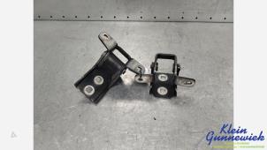 Gebruikte Scharnier deur links-voor Opel Meriva Prijs € 25,00 Margeregeling aangeboden door Klein Gunnewiek Autodemontage & Motorentechniek