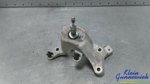 Gebruikte Versnellingsbak Steun Renault Grand Scenic Prijs € 25,00 Margeregeling aangeboden door Klein Gunnewiek Autodemontage & Motorentechniek