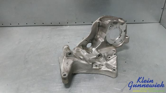 Gebruikte Dynamosteun onder Volvo XC90 Prijs € 35,00 Margeregeling aangeboden door Klein Gunnewiek Autodemontage & Motorentechniek