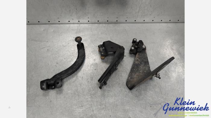 Gebruikte Scharnier deur rechts-achter Renault Trafic Prijs € 27,00 Margeregeling aangeboden door Klein Gunnewiek Autodemontage & Motorentechniek