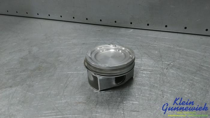 Gebruikte Zuiger Mercedes C-Klasse Prijs € 125,00 Margeregeling aangeboden door Klein Gunnewiek Autodemontage & Motorentechniek