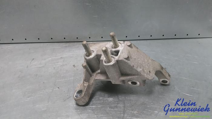 Gebruikte Versnellingsbak Steun Ford Fiesta Prijs € 30,00 Margeregeling aangeboden door Klein Gunnewiek Autodemontage & Motorentechniek