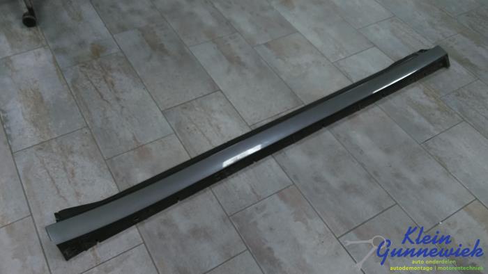 額 (41×45) Porsche Cayenne Zijskirts rechts voorraad | Onderdelenlijn.nl