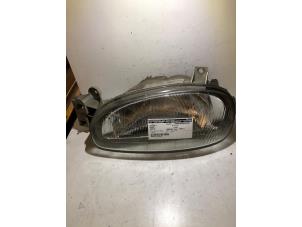 Gebruikte Linker Koplamp Mazda 121 (DB) 1.3i GL,GLX,Top 16V Prijs € 25,00 Margeregeling aangeboden door Verhoef Cars & Parts