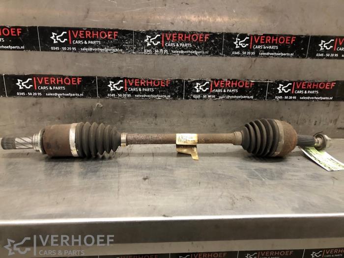 Gebruikte Aandrijfas links-voor Renault Clio III (BR/CR) 1.2 16V 75 Prijs € 40,00 Margeregeling aangeboden door Verhoef Cars & Parts