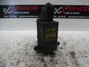 Gebruikte Ruitensproeierpomp voor Kia Rio II (DE) 1.4 16V Prijs € 25,00 Margeregeling aangeboden door Verhoef Cars & Parts