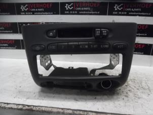 Gebruikte Radio/Cassette Toyota Yaris (P1) 1.3 16V VVT-i Prijs € 40,00 Margeregeling aangeboden door Verhoef Cars & Parts