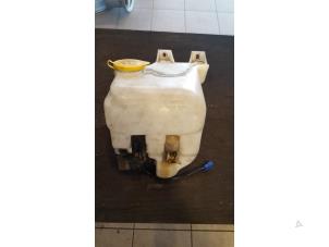Gebruikte Ruitensproeiertank voor Subaru Forester (SG) 2.0 16V XT Prijs op aanvraag aangeboden door Verhoef Cars & Parts