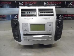 Gebruikte Radio CD Speler Toyota Yaris II (P9) 1.0 12V VVT-i Prijs € 50,00 Margeregeling aangeboden door Verhoef Cars & Parts