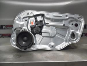 Gebruikte Ruitmechaniek 4Deurs rechts-voor Volvo V50 (MW) 2.4 D5 20V Prijs op aanvraag aangeboden door Verhoef Cars & Parts