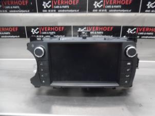 Gebruikte Display Multi Media regelunit Toyota Yaris III (P13) 1.5 16V Hybrid Prijs € 300,00 Margeregeling aangeboden door Verhoef Cars & Parts