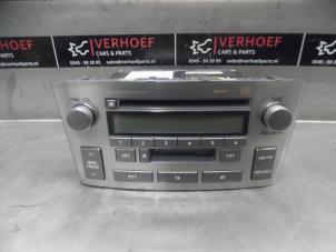 Gebruikte Radio CD Speler Toyota Avensis Wagon (T25/B1E) 1.8 16V VVT-i Prijs € 75,00 Margeregeling aangeboden door Verhoef Cars & Parts