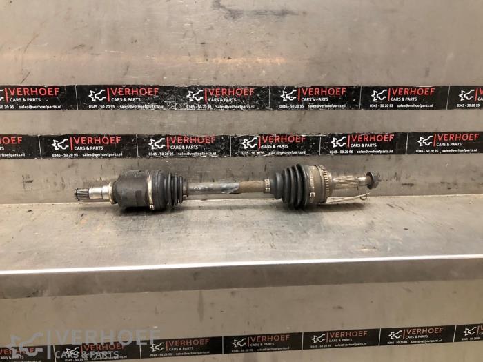 Gebruikte Aandrijfas links-voor Toyota Corolla (EB/ZZ/WZ/CD) 1.6 16V VVT-i Prijs op aanvraag aangeboden door Verhoef Cars & Parts