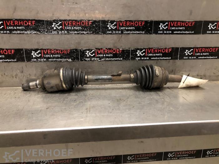 Gebruikte Aandrijfas links-voor Toyota Corolla (EB/ZZ/WZ/CD) 1.6 16V VVT-i Prijs op aanvraag aangeboden door Verhoef Cars & Parts