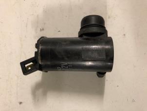 Gebruikte Ruitensproeierpomp voor Suzuki Liana (ERC/ERD/RH4) 1.6 MPi 16V Prijs € 20,00 Margeregeling aangeboden door Verhoef Cars & Parts