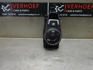 Gebruikte Schakelaar handrem Hyundai i40 CW (VFC) 1.6 GDI 16V Prijs € 30,00 Margeregeling aangeboden door Verhoef Cars & Parts