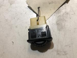 Gebruikte Schakelaar Koplamp Ihv Daihatsu Move (L9) 850 Prijs op aanvraag aangeboden door Verhoef Cars & Parts