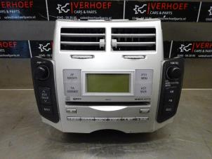 Gebruikte Radio CD Speler Toyota Yaris II (P9) 1.3 16V VVT-i Prijs € 50,00 Margeregeling aangeboden door Verhoef Cars & Parts