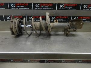 Gebruikte Schokdemperpoot links-voor Nissan Micra (K12) 1.2 16V Prijs € 40,00 Margeregeling aangeboden door Verhoef Cars & Parts
