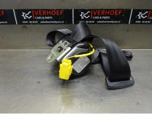 Gebruikte Veiligheidsgordel rechts-voor Volkswagen Golf V (1K1) 1.6 FSI 16V Prijs op aanvraag aangeboden door Verhoef Cars & Parts
