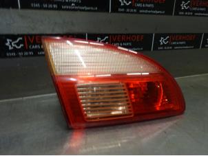 Gebruikte Achterlicht links Toyota Avensis (T22) 1.8 16V VVT-i Prijs op aanvraag aangeboden door Verhoef Cars & Parts