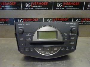 Gebruikte Radio CD Speler Toyota RAV4 (A3) 2.2 D-4D 16V 4x4 Prijs € 150,00 Margeregeling aangeboden door Verhoef Cars & Parts