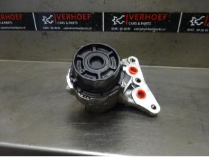 Gebruikte Oliefilterhuis Toyota Auris Touring Sports (E18) 1.8 16V Hybrid Prijs € 75,00 Margeregeling aangeboden door Verhoef Cars & Parts