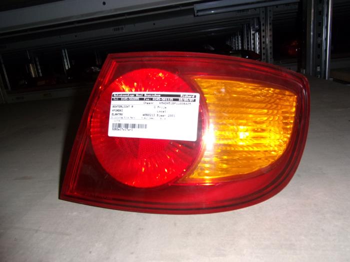 Achterlicht rechts van een Hyundai Elantra III 1.6i 16V 2001